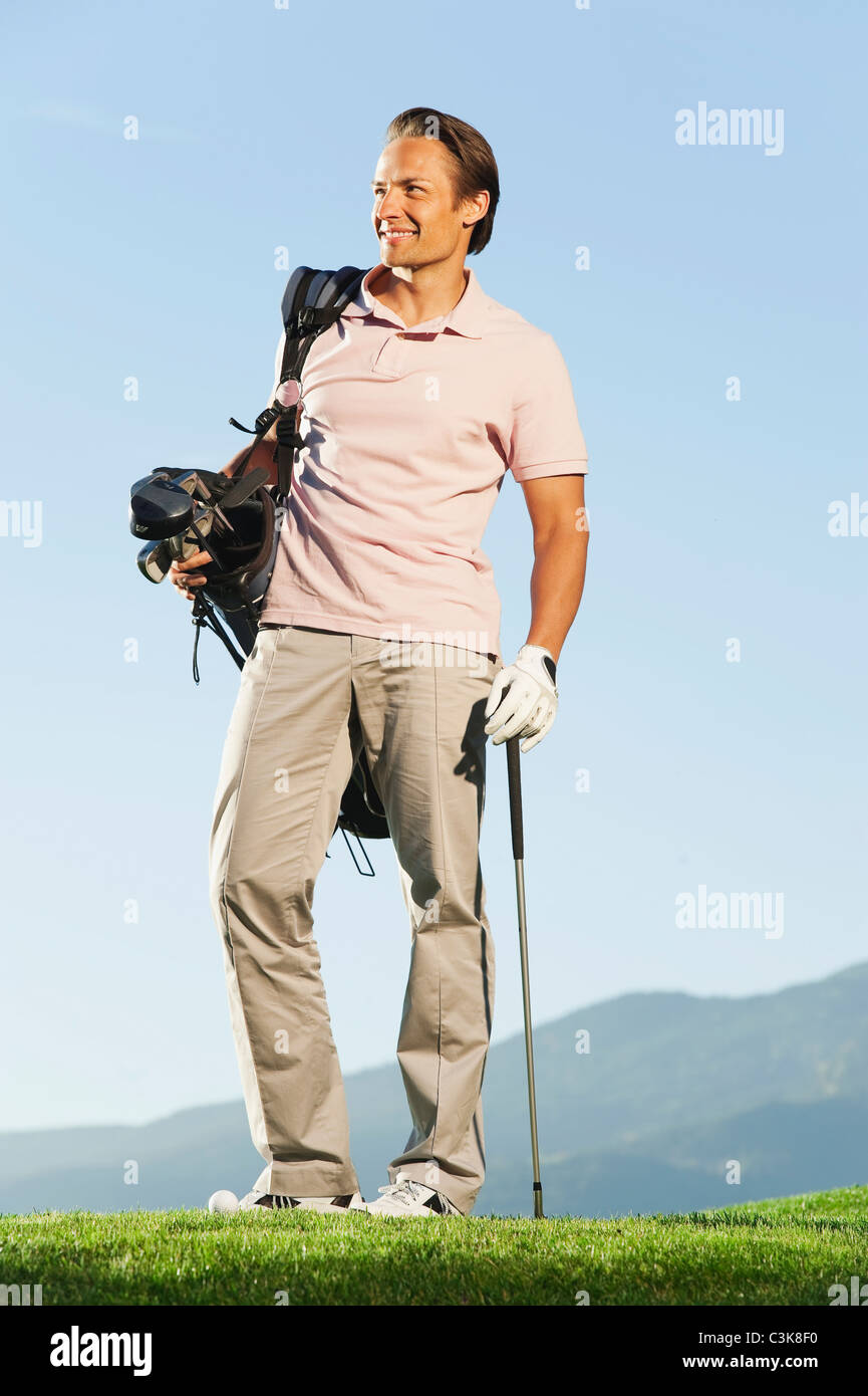 L'Italia, Castelrotto, metà uomo adulto con borsa da golf sul campo da golf Foto Stock