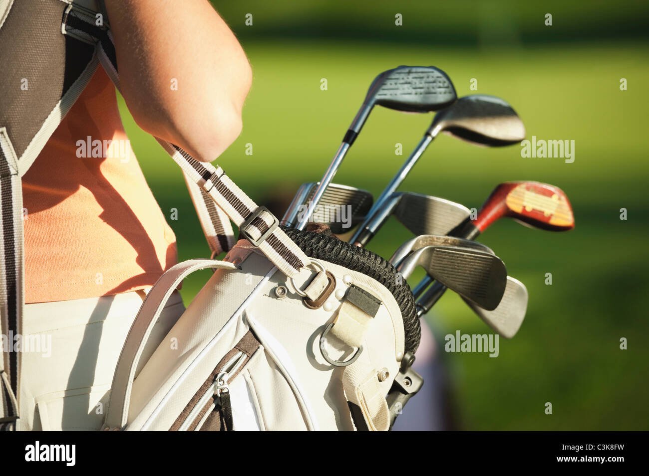 L'Italia, Castelrotto, metà donna adulta con borsa da golf, close up Foto Stock