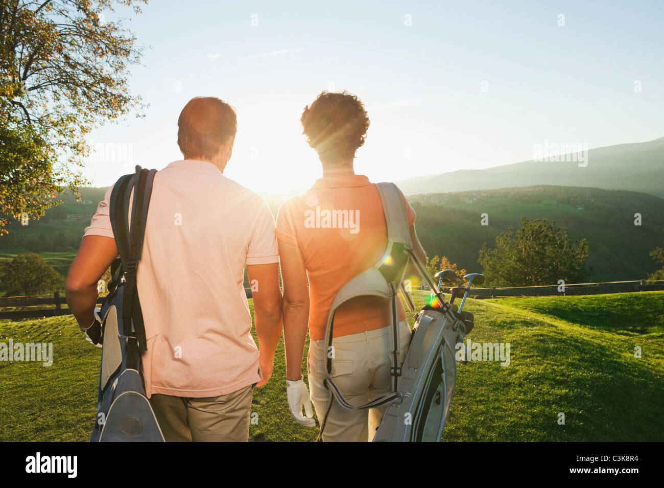 L'Italia, Castelrotto e golfisti con borsa da golf a piedi Foto Stock