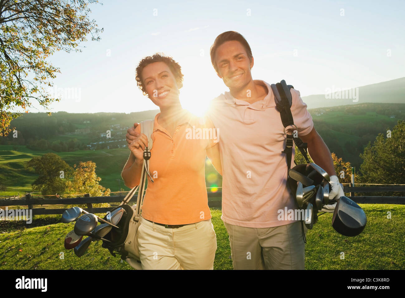 L'Italia, Castelrotto e golfisti con borsa da golf a piedi e sorridente Foto Stock