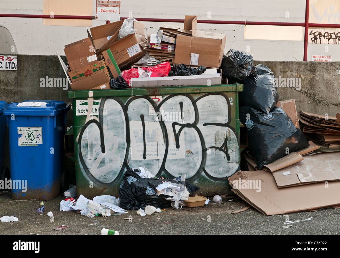 Traboccante di garbage bin, Vancouver, Canada Foto Stock