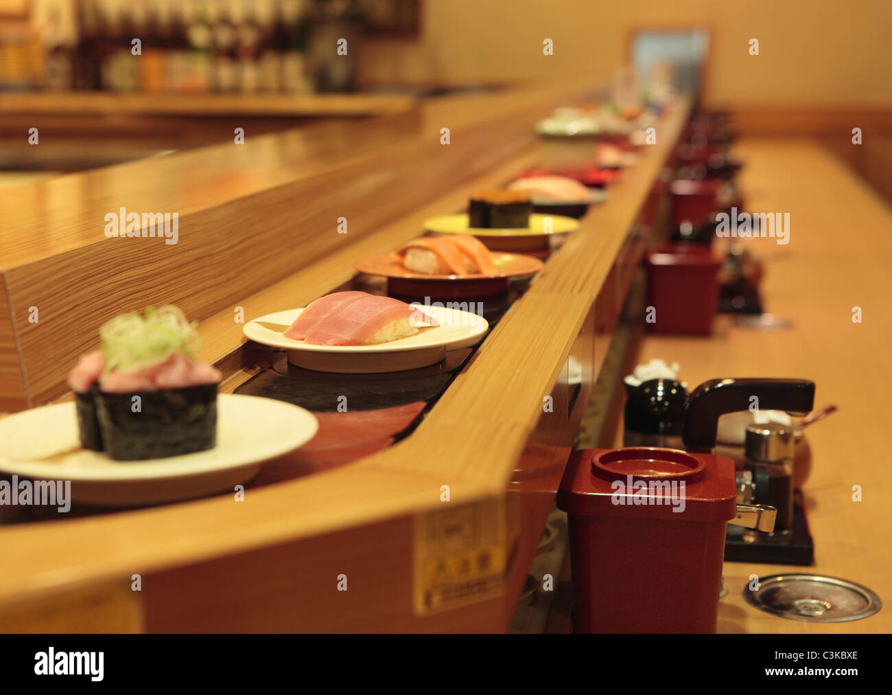Nastro trasportatore sushi Foto stock - Alamy