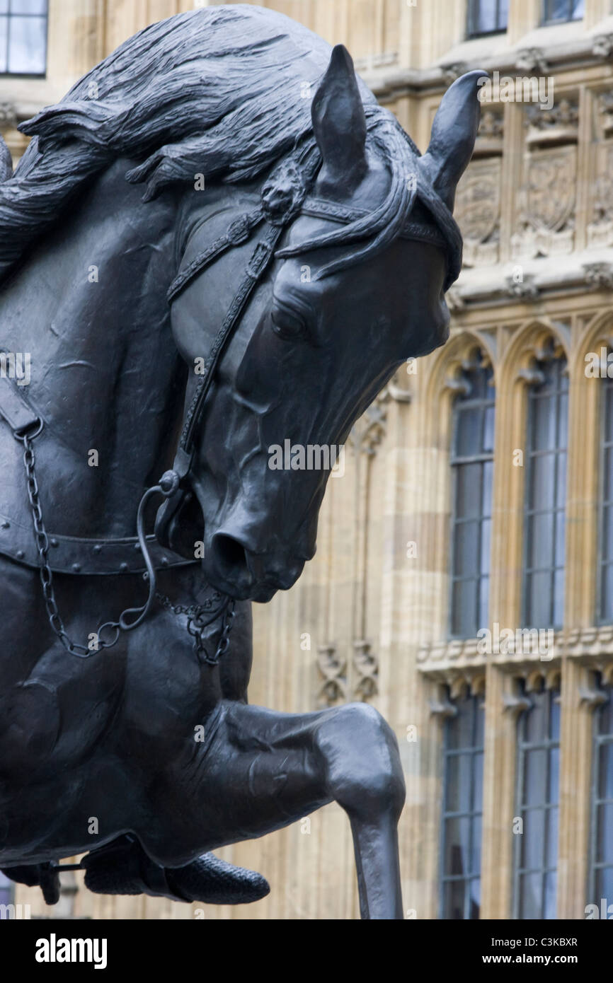 Richard il cuore di leone sul suo cavallo fuori le case del Parlamento City of Westminster London Inghilterra England Foto Stock