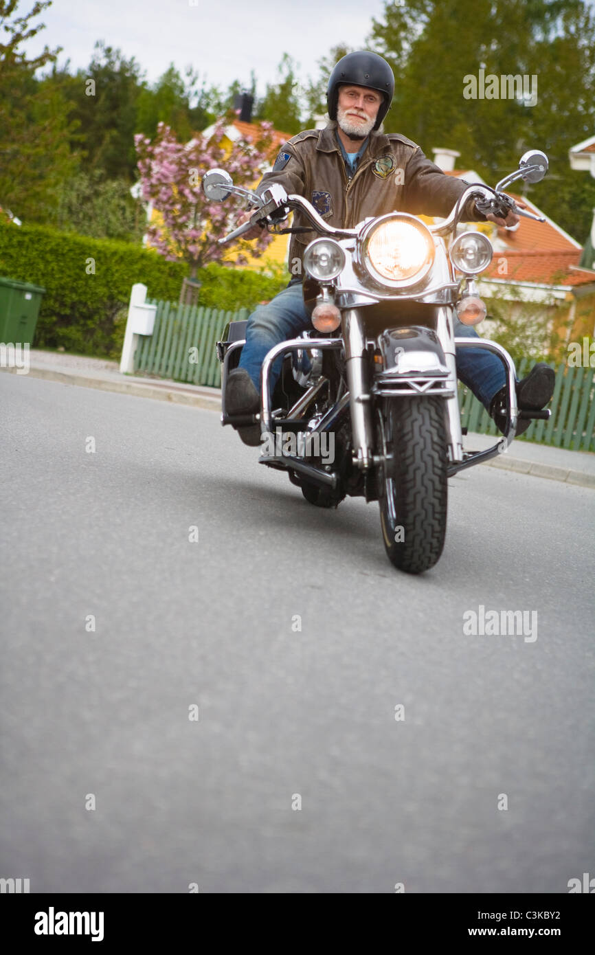 Senior uomo equitazione moto vintage Foto Stock