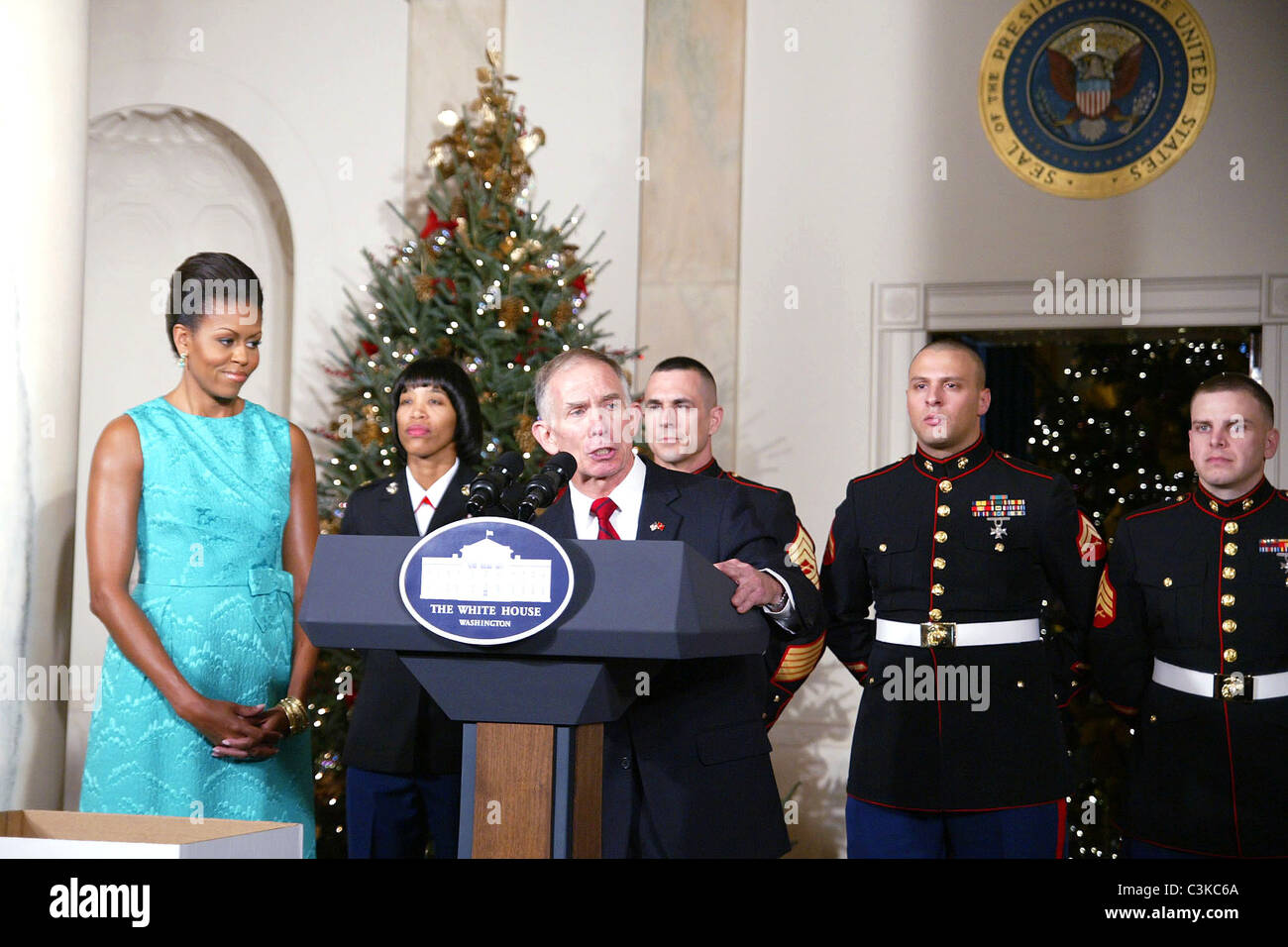 La First Lady Michelle Obama con giochi per i più piccoli il presidente pensionati tenente generale H.P. "Pete' Osman durante il kick off di questo Foto Stock