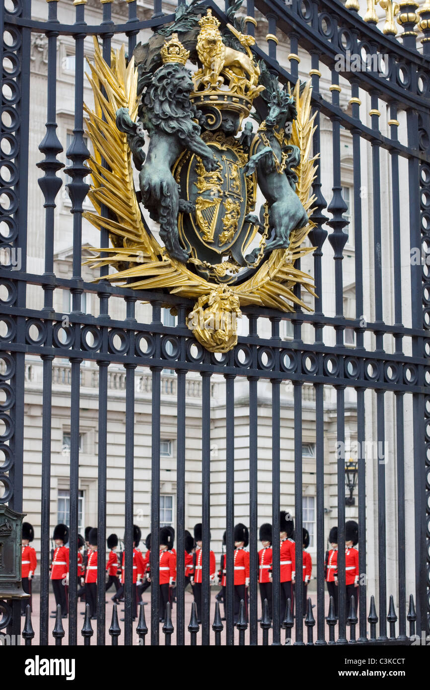 La Divisione Casa cerimonia del Cambio della Guardia a Buckingham Palace di Londra vista astratto Foto Stock