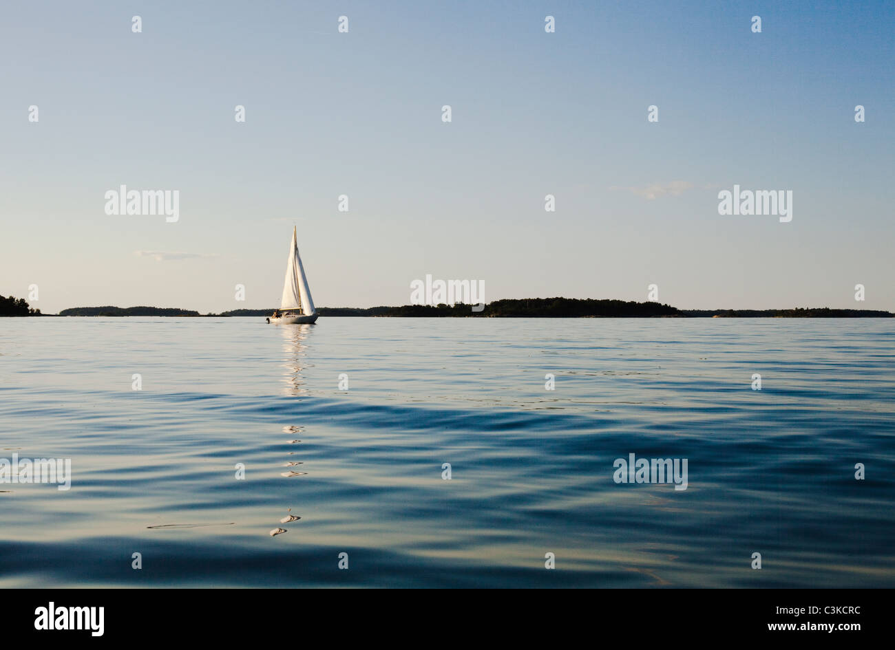 Barca a vela sul mare Foto Stock