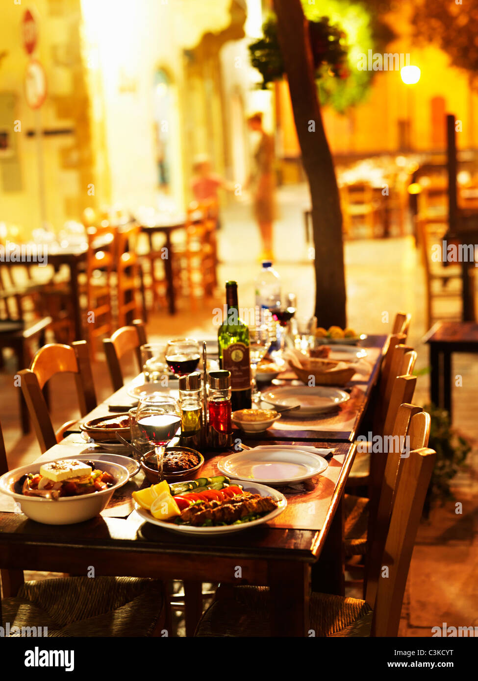 Tavolo da pranzo con il cibo in strada Foto Stock