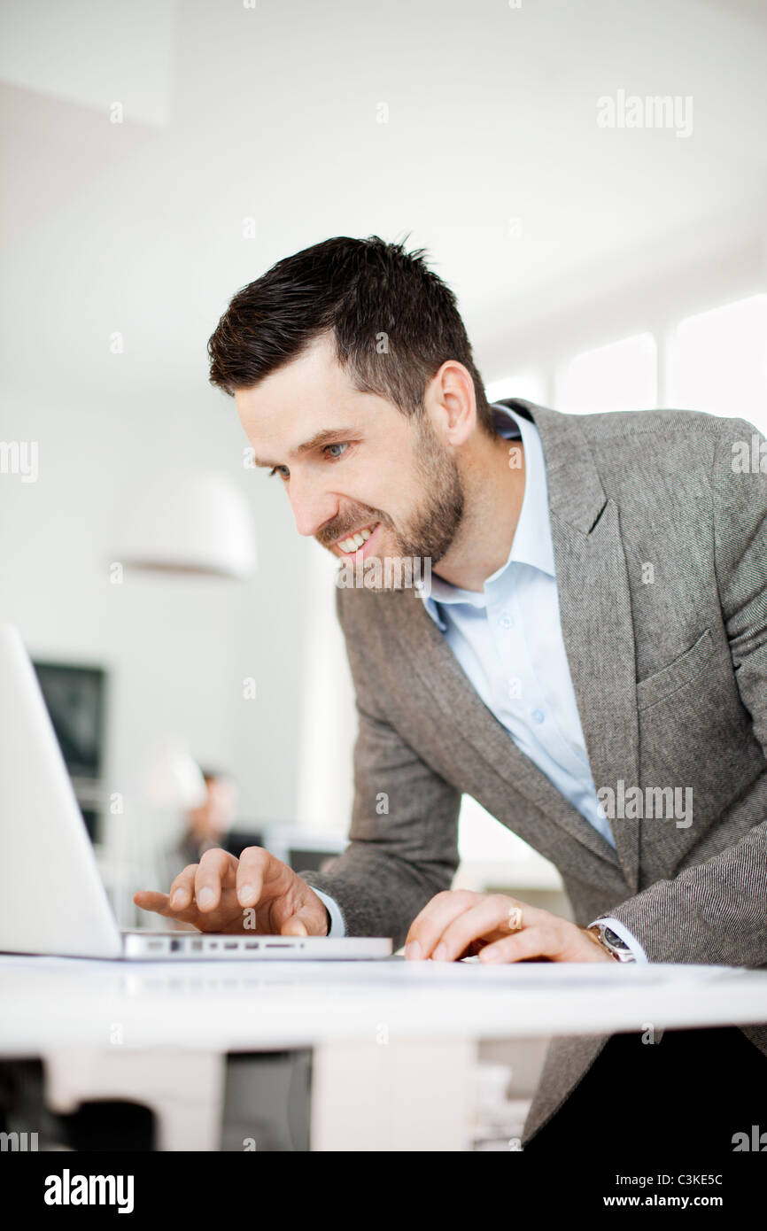 Uomo che lavora in ufficio Foto Stock