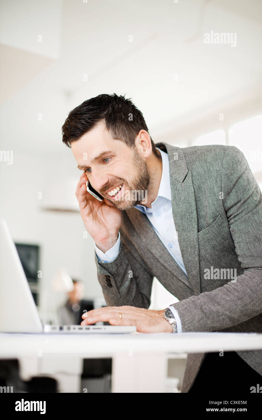 Uomo che lavora in ufficio Foto Stock