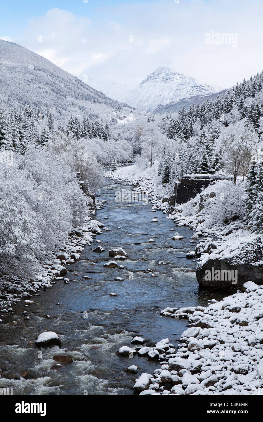 Vista del flusso e coperta di neve alberi, Stordal, Norvegia. Foto Stock