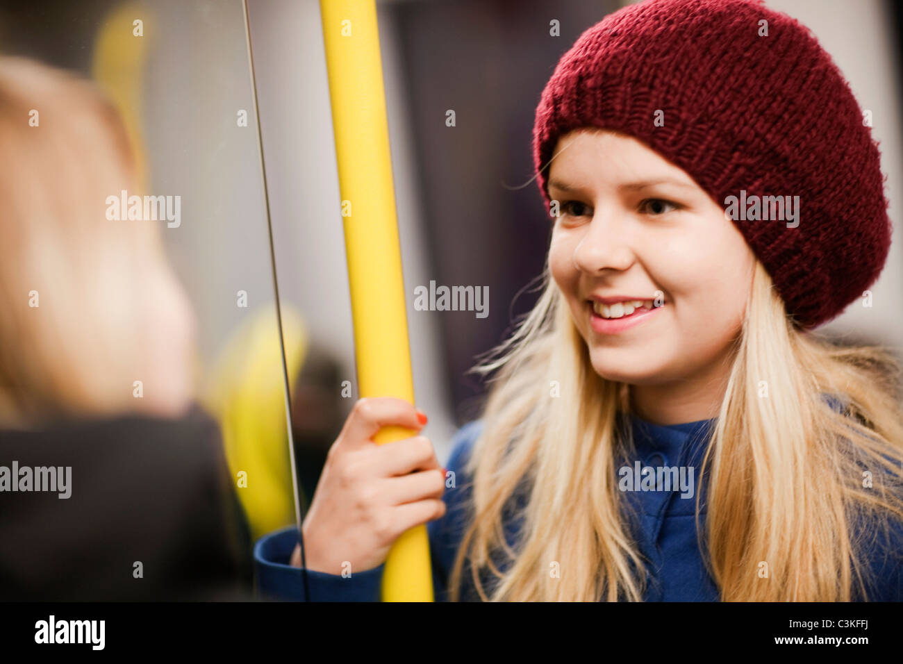 Ragazza adolescente (14-15) in treno sotterraneo Foto Stock