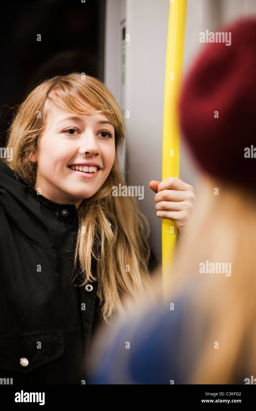 Ragazza adolescente (14-15) in treno sotterraneo Foto Stock