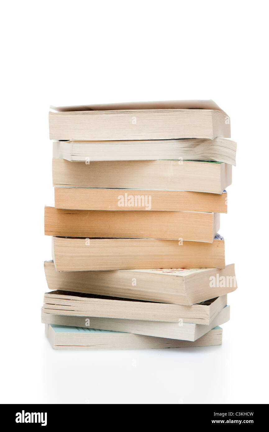 Pila di libri contro uno sfondo bianco, close-up Foto Stock