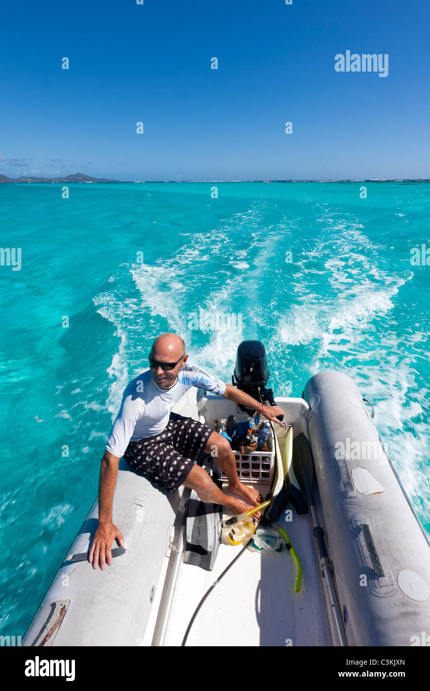 Uomo in gommone sul Mar dei Caraibi Foto Stock