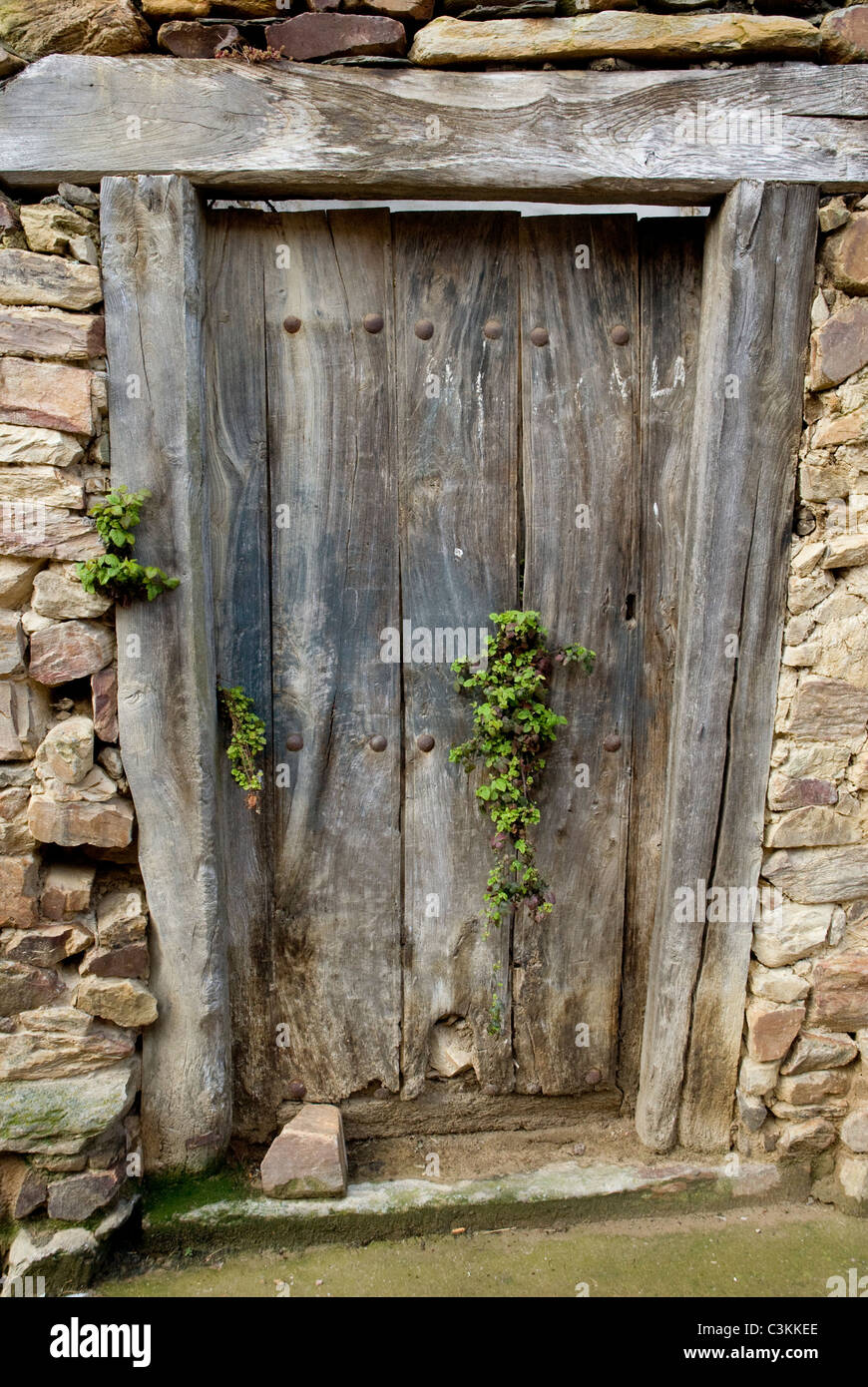 Portale rustico in pietra a secco sulla parete del percorso del pellegrinaggio, Camino de Santiago, Spagna settentrionale Foto Stock