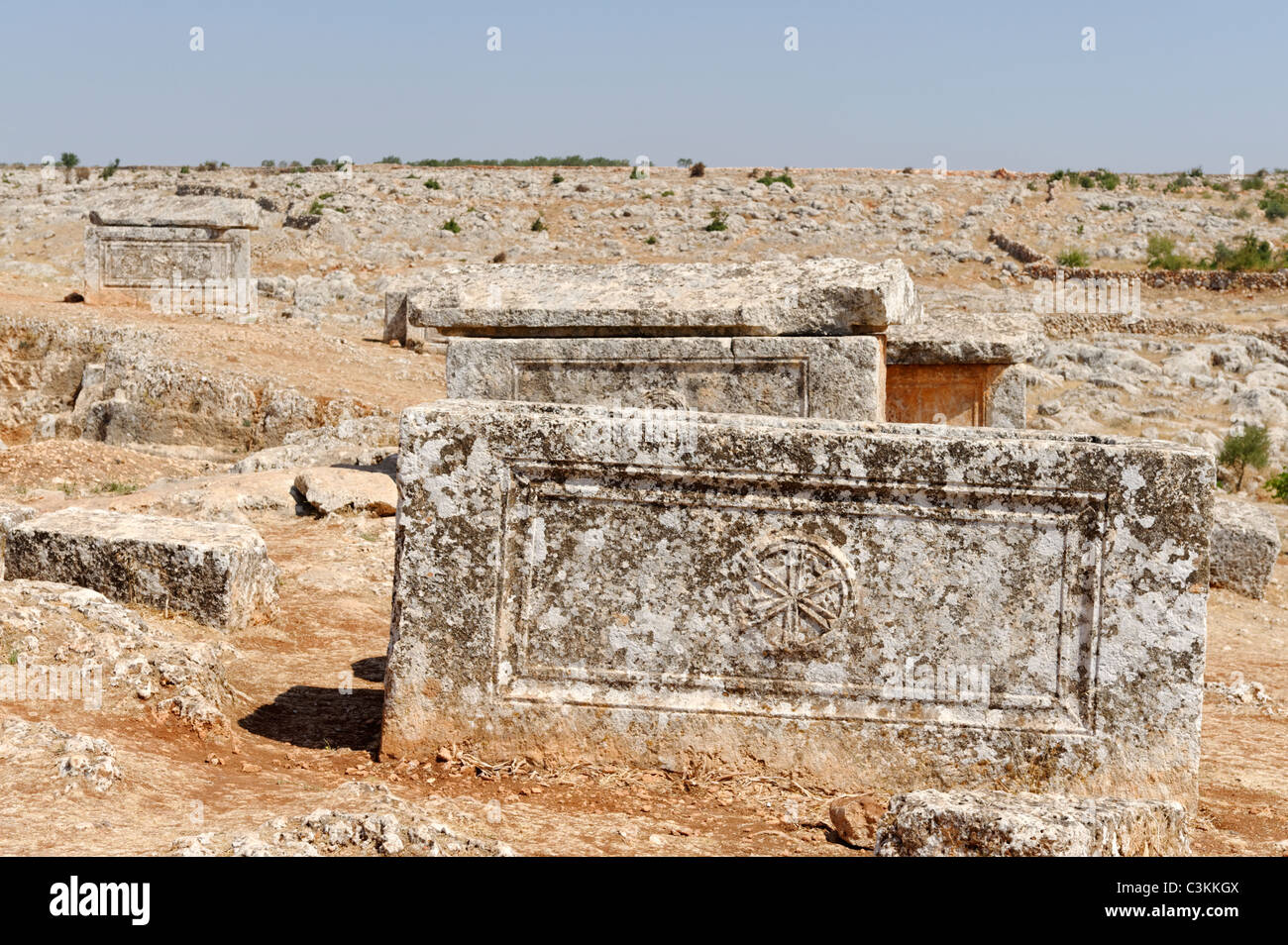 Abbandonato sarcofagi bizantino sono sparse intorno alla necropoli della città morta di Serjilla nel nord-ovest della Siria. Foto Stock