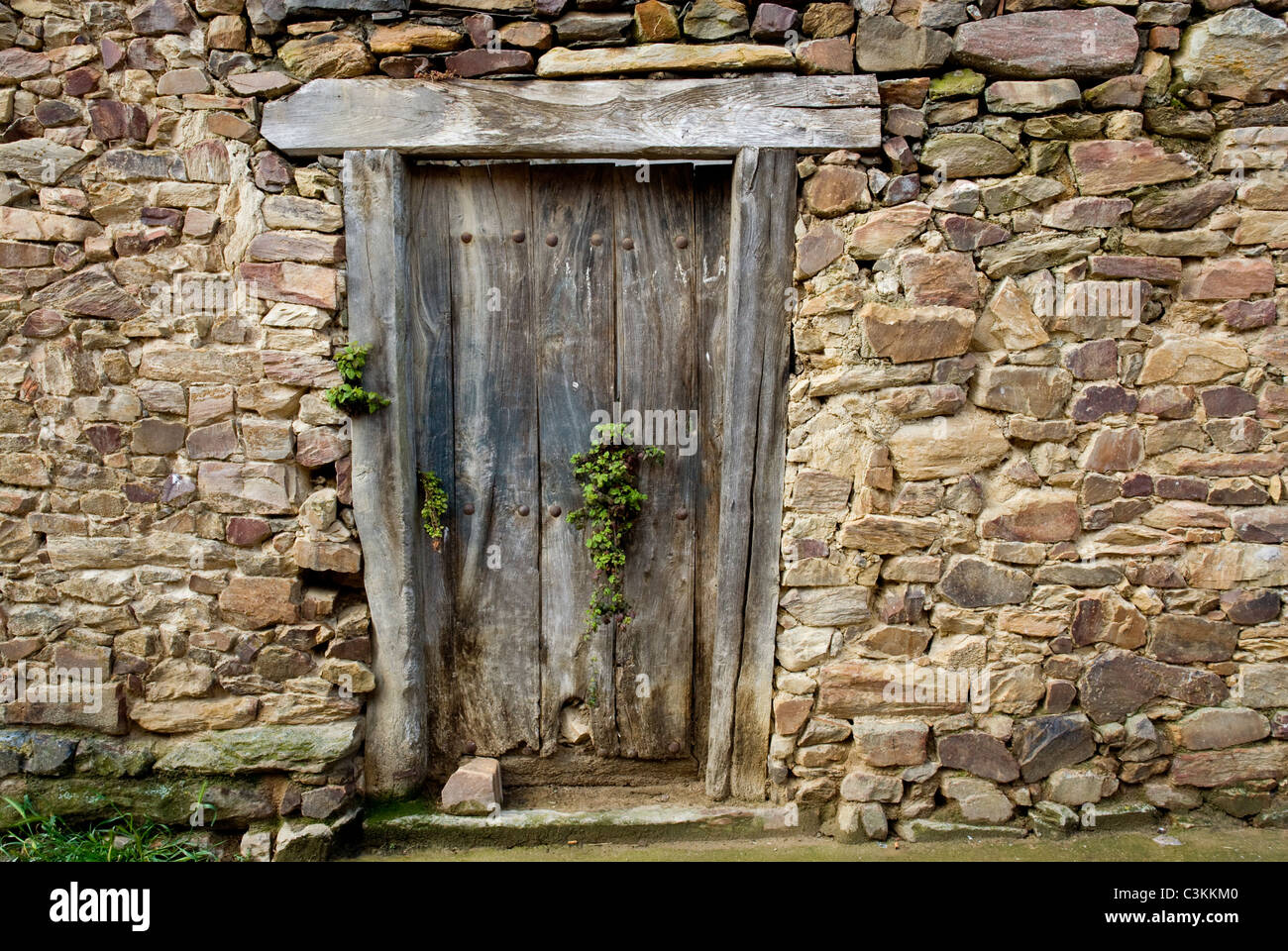 Portale rustico in pietra a secco sulla parete del percorso del pellegrinaggio, Camino de Santiago, Spagna settentrionale Foto Stock