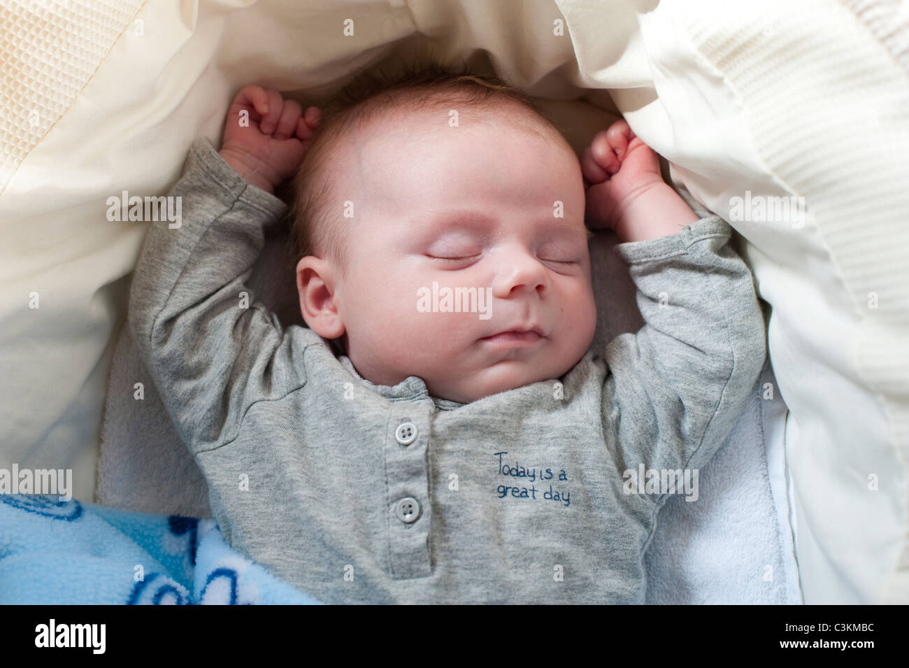 Sette settimane bambino addormentato nella culla, REGNO UNITO Foto Stock