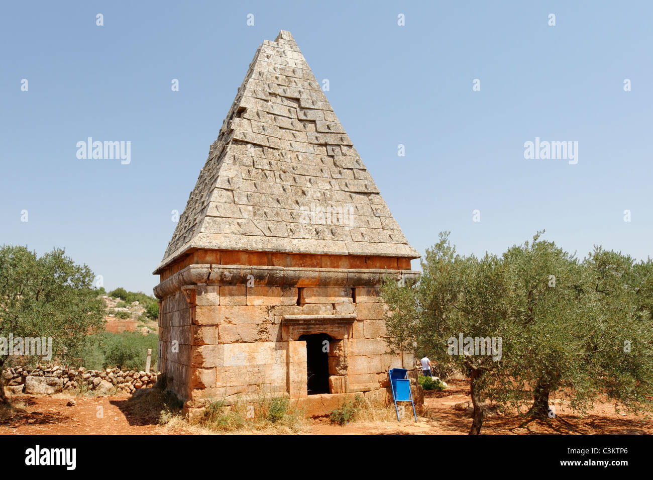 Consente di visualizzare la parte anteriore del più piccolo dei due monumentali tombe a piramide a morti città bizantina della bara nel nord-est della Siria. Foto Stock