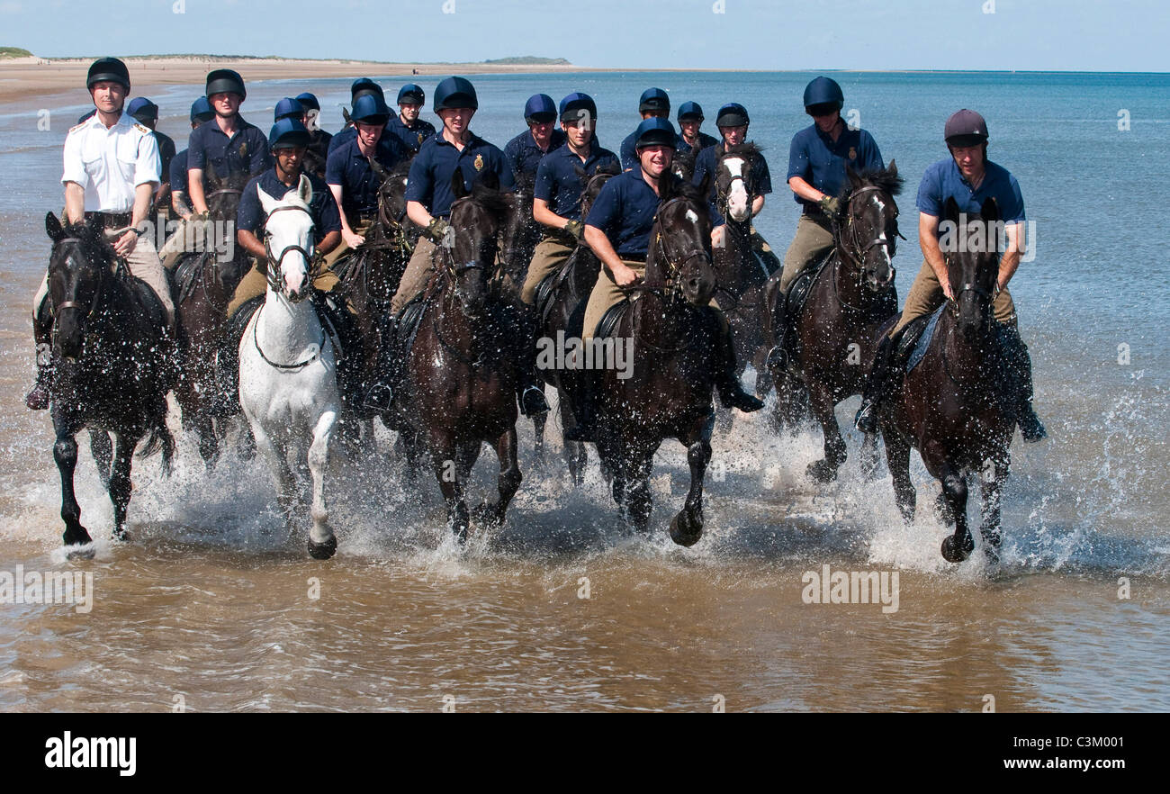 Membri del Blues e Royals della cavalleria della famiglia a Holkham Beach, Norfolk, Regno Unito Foto Stock