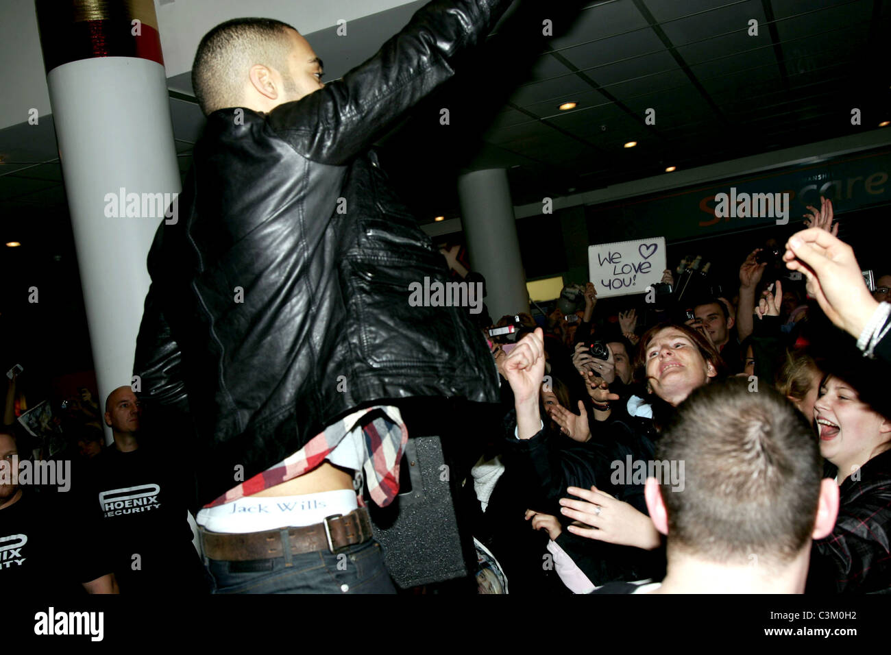 Danyl Johnson detiene un concerto gratuito presso il Broad Street Mall nella sua città natale di lettura, Inghilterra - 15.12.09 Shaun Bailey/ Foto Stock