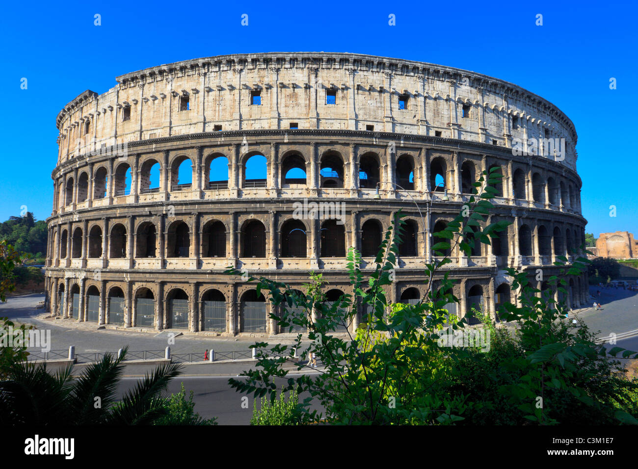 Il Colosseo, il famoso punto di riferimento a Roma Foto Stock