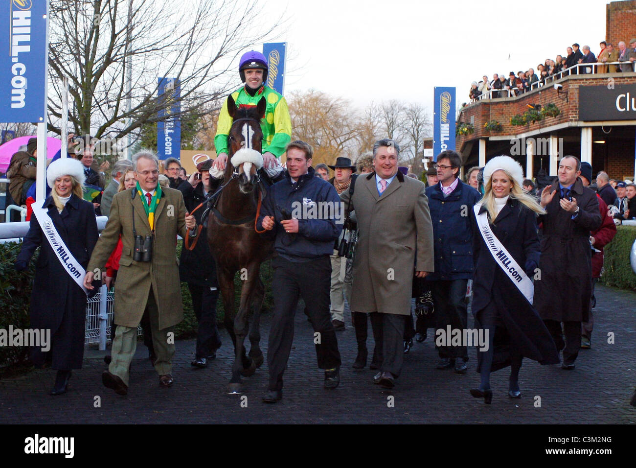 Jockey Ruby Walsh, Kauto Star trainer Paul Nicholls e proprietario Clive Smith dopo un quarto successivi di King George VI vittoria a Foto Stock