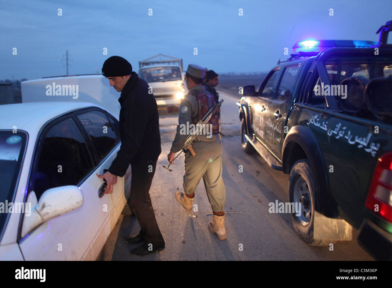 Polizia afgana alla ricerca di terroristi in Kunduz. Foto Stock