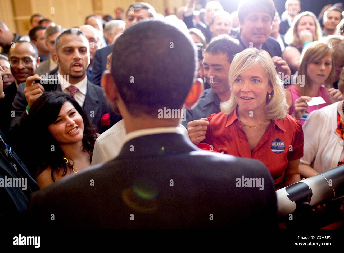 Presidente baracca Obama stringe la mano ad un ricevimento per il candidato gubernatorial Creigh fatti Tyson's Corner VA - 06.08.09 Foto Stock