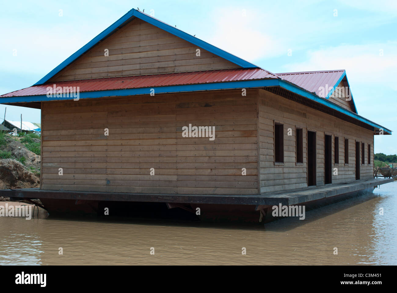 Casa galleggiante sul lago Tonle Sap Siem Reap Cambogia Foto Stock
