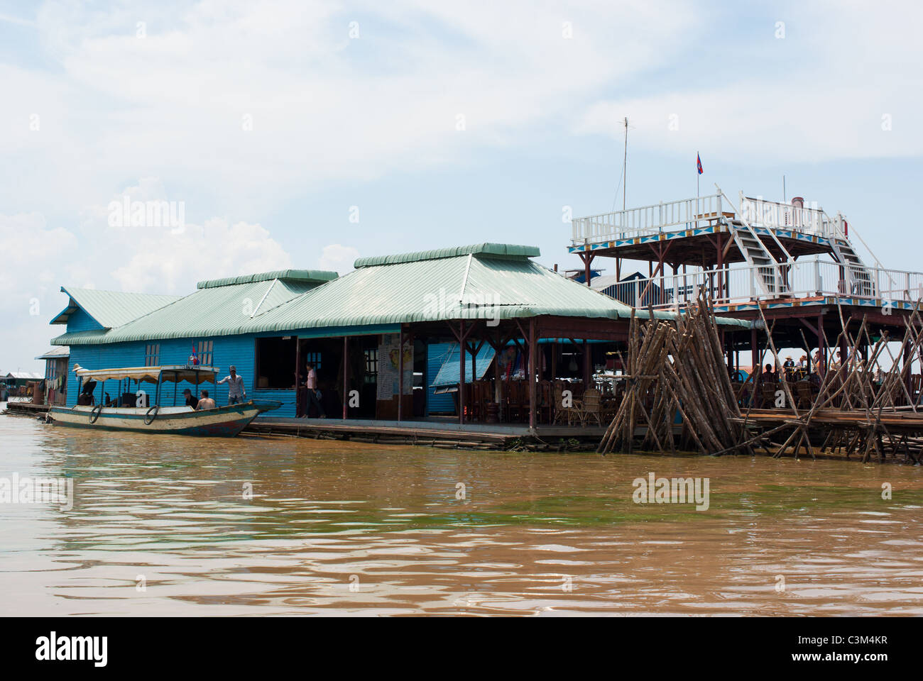 Casa galleggiante sul lago Tonle Sap Siem Reap Cambogia Foto Stock