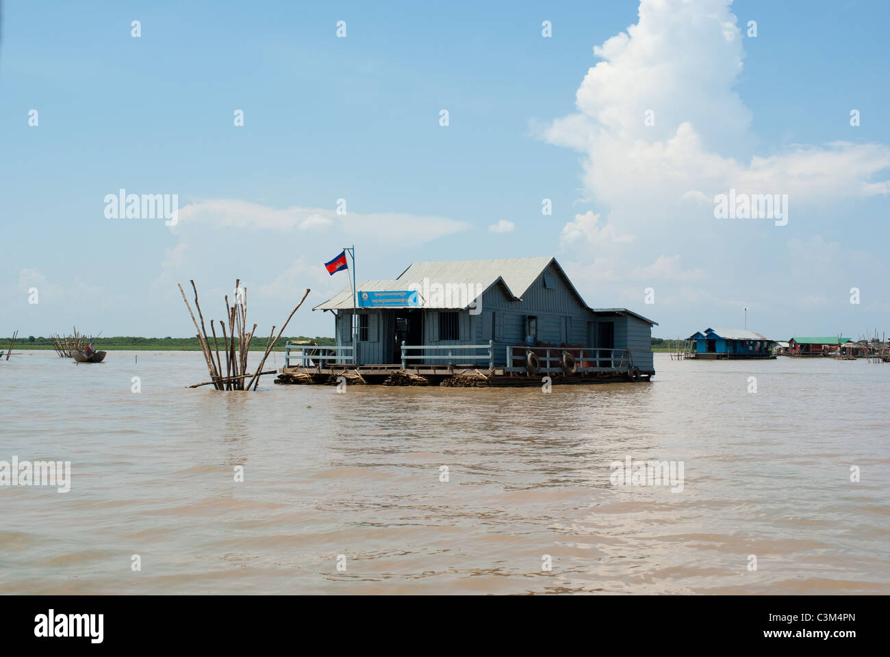 Casa galleggiante sul lago Tonle Sap Siem Reap Cambogia Foto Stock