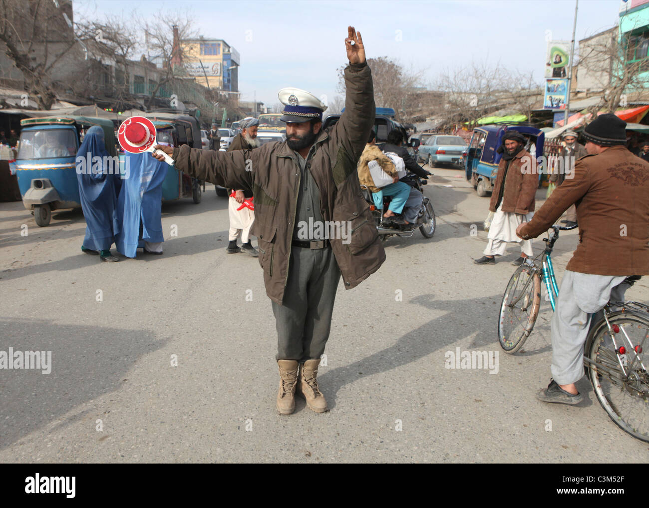 Funzionario di polizia al lavoro a Kunduz, Afghanistan Foto Stock