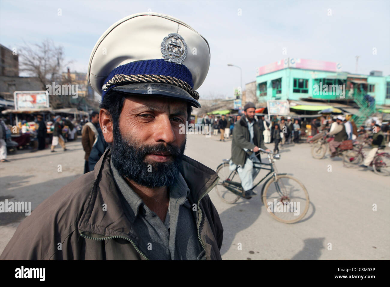 Funzionario di polizia al lavoro a Kunduz, Afghanistan Foto Stock