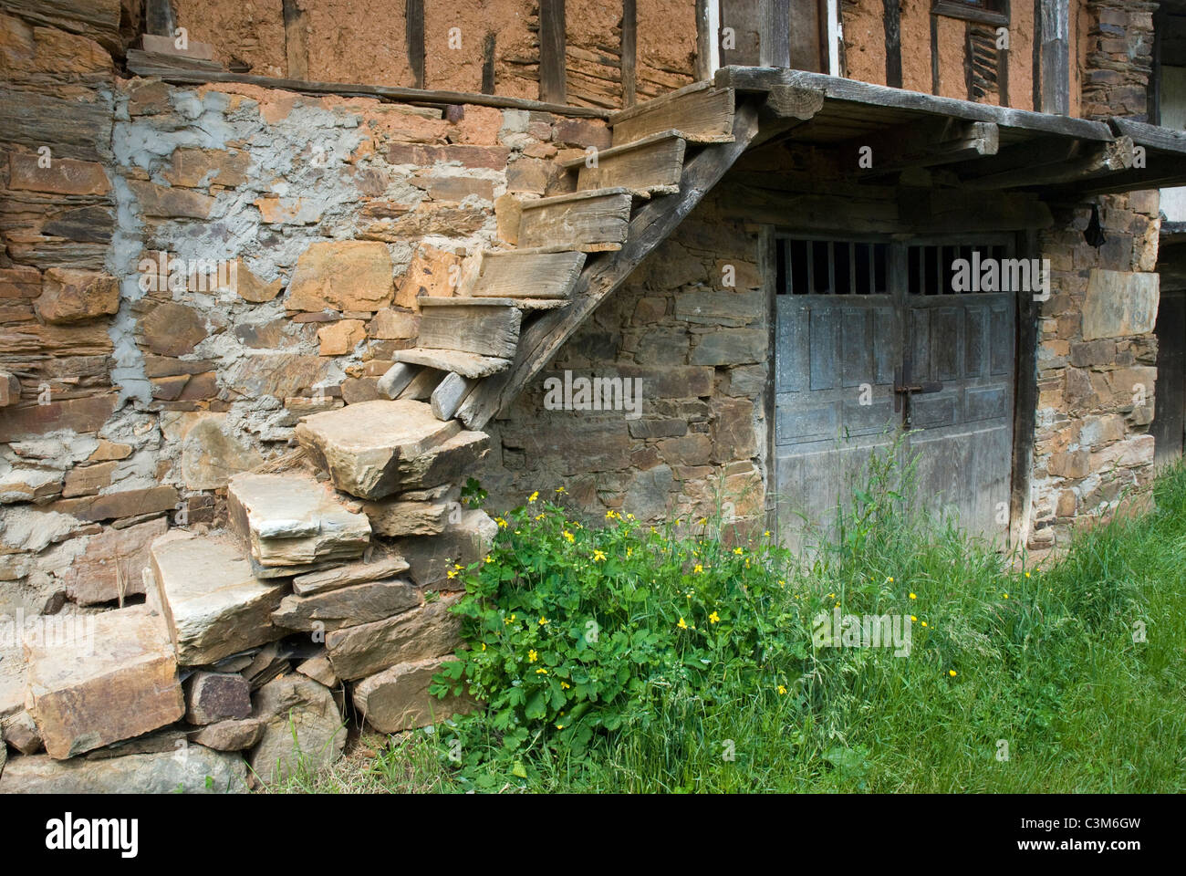 Il vecchio edificio di pietra Camino de Santiago, Spagna settentrionale Foto Stock