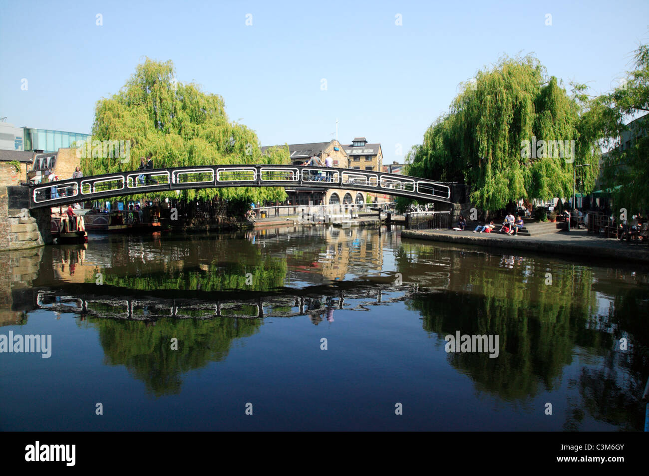 Ampio angolo di visione dell'elegante ghisa stoppino ponte sul Regents Canal, appena al di sopra di Camden Lock. Foto Stock