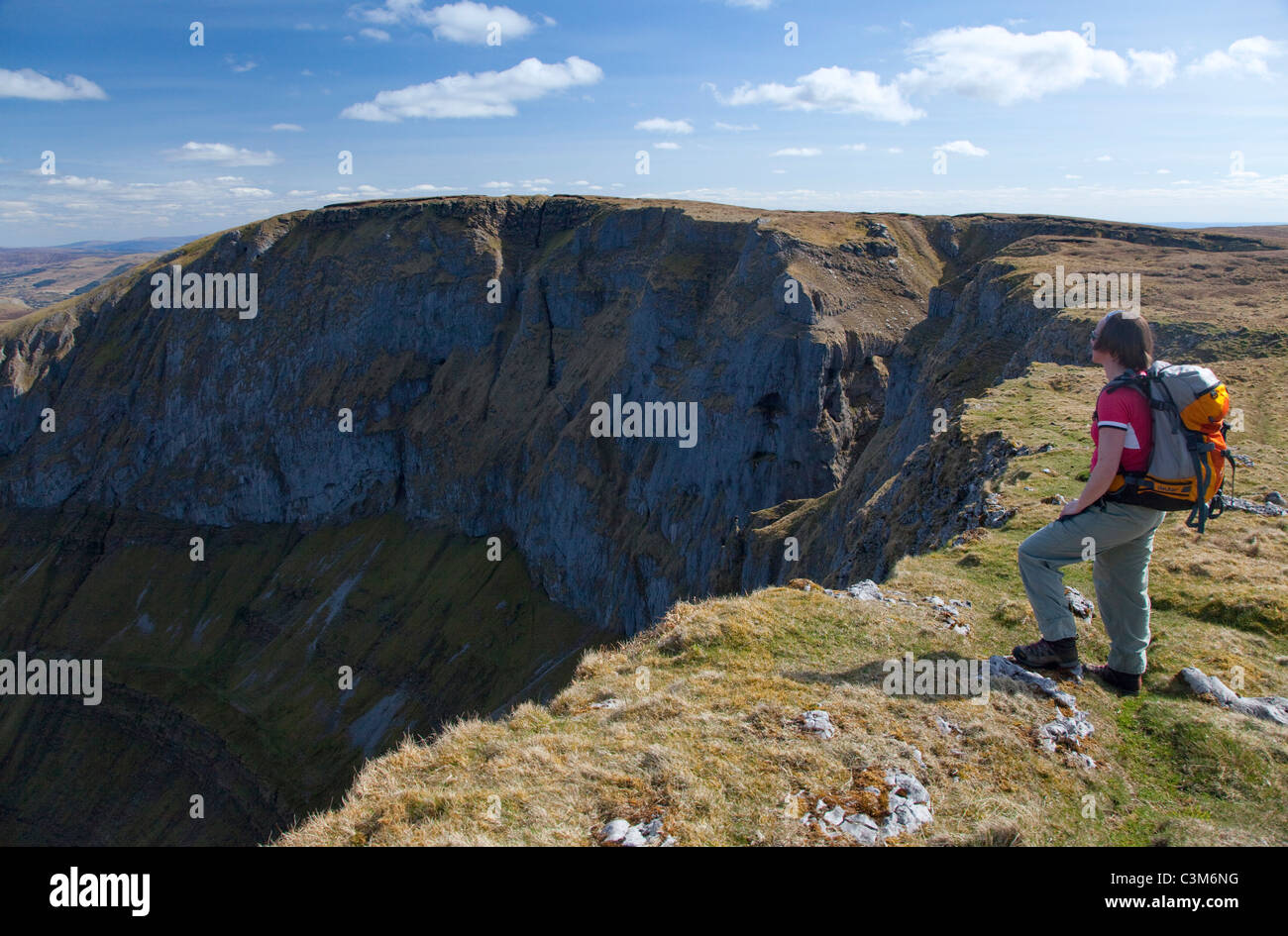Walker al di sopra delle scogliere di Annacoona, Benwiskin montagna, Dartry montagne, nella contea di Sligo, Irlanda. Foto Stock