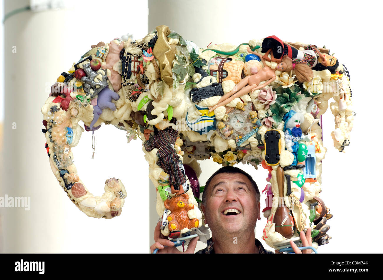 Scultore Antonio Heywood solleva la sua scultura "Terra Elefante" realizzato da oggetti riciclati. Foto Stock