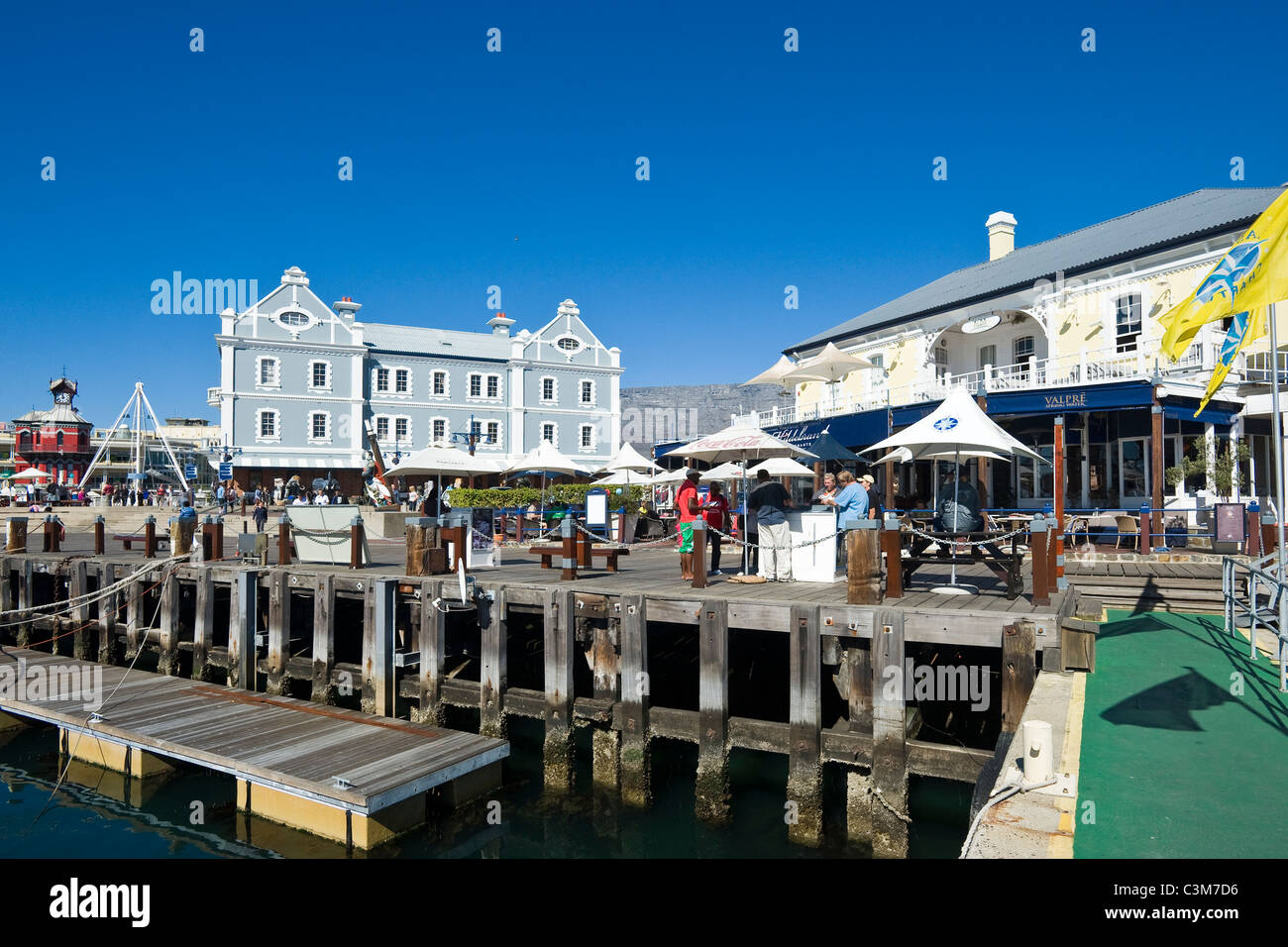 Molo nel porto di V&A Waterfront con African Trading edificio porta al di là di Città del Capo Sud Africa Foto Stock