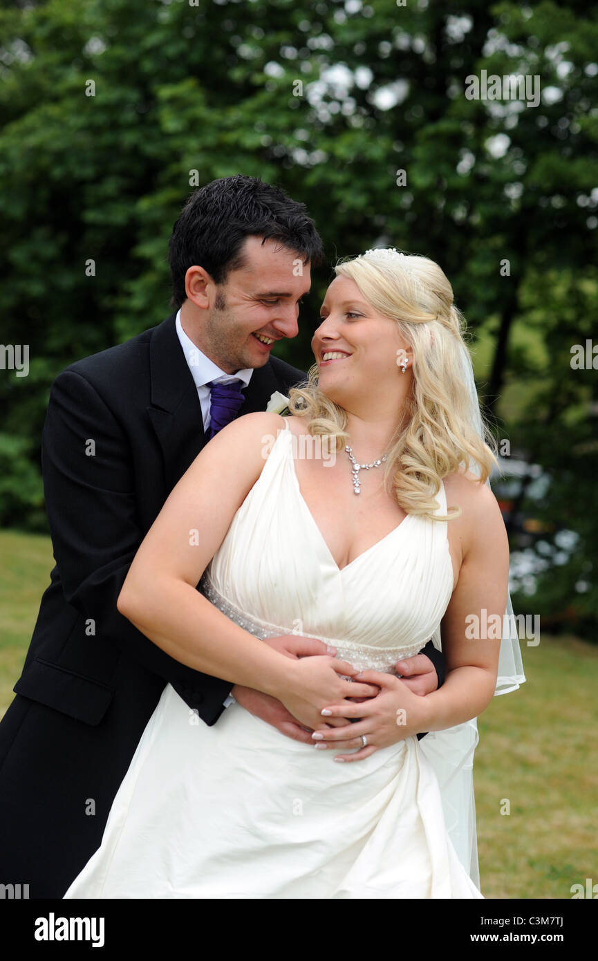 Ritratto di sposa e lo sposo in un tradizionale matrimonio bianco Foto Stock