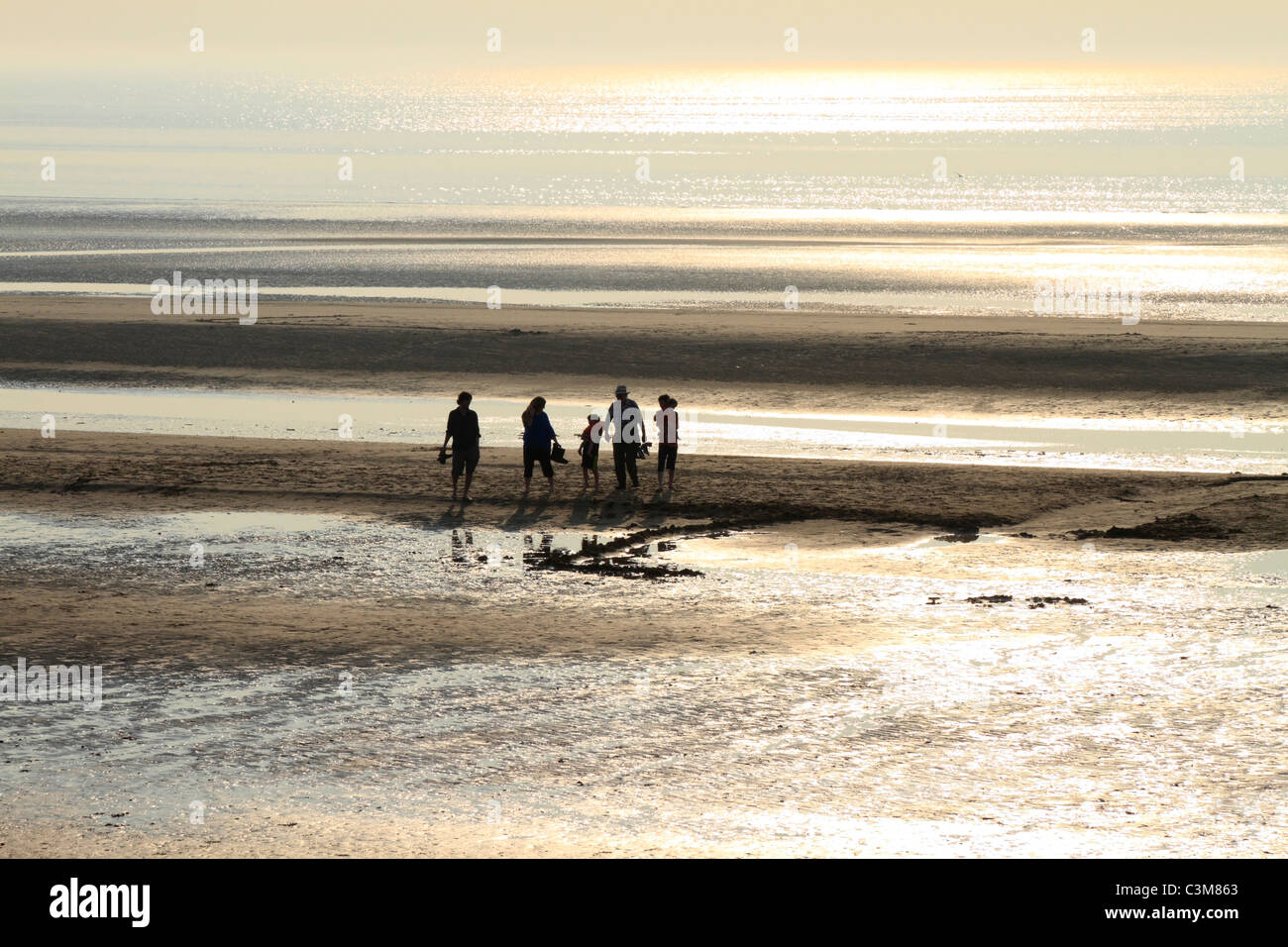 Una famiglia passeggiate sulla spiaggia Formby nel tardo pomeriggio di sole, Formby Punto vicino a Southport, Merseyside, Lancashire, Inghilterra, Regno Unito. Foto Stock