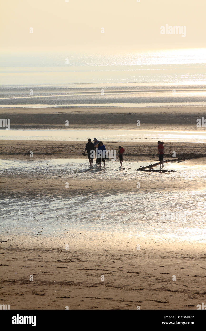 Una famiglia passeggiate sulla spiaggia Formby nel tardo pomeriggio di sole, Formby Punto vicino a Southport, Merseyside, Lancashire, Inghilterra, Regno Unito. Foto Stock