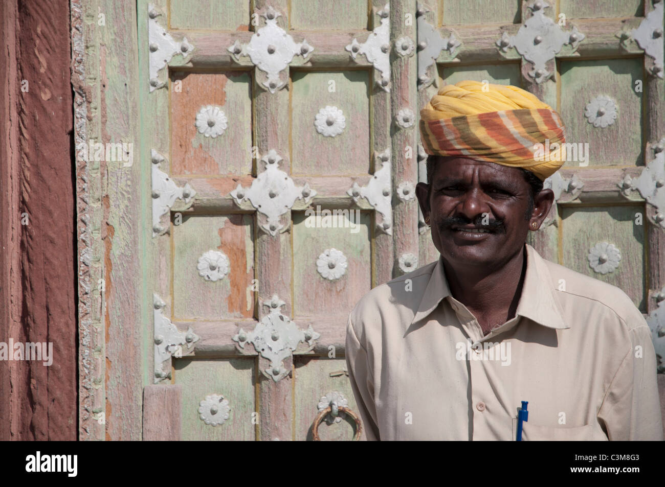 Indian uomo che indossa gli abiti tradizionali nel Rajasthan. Foto Stock