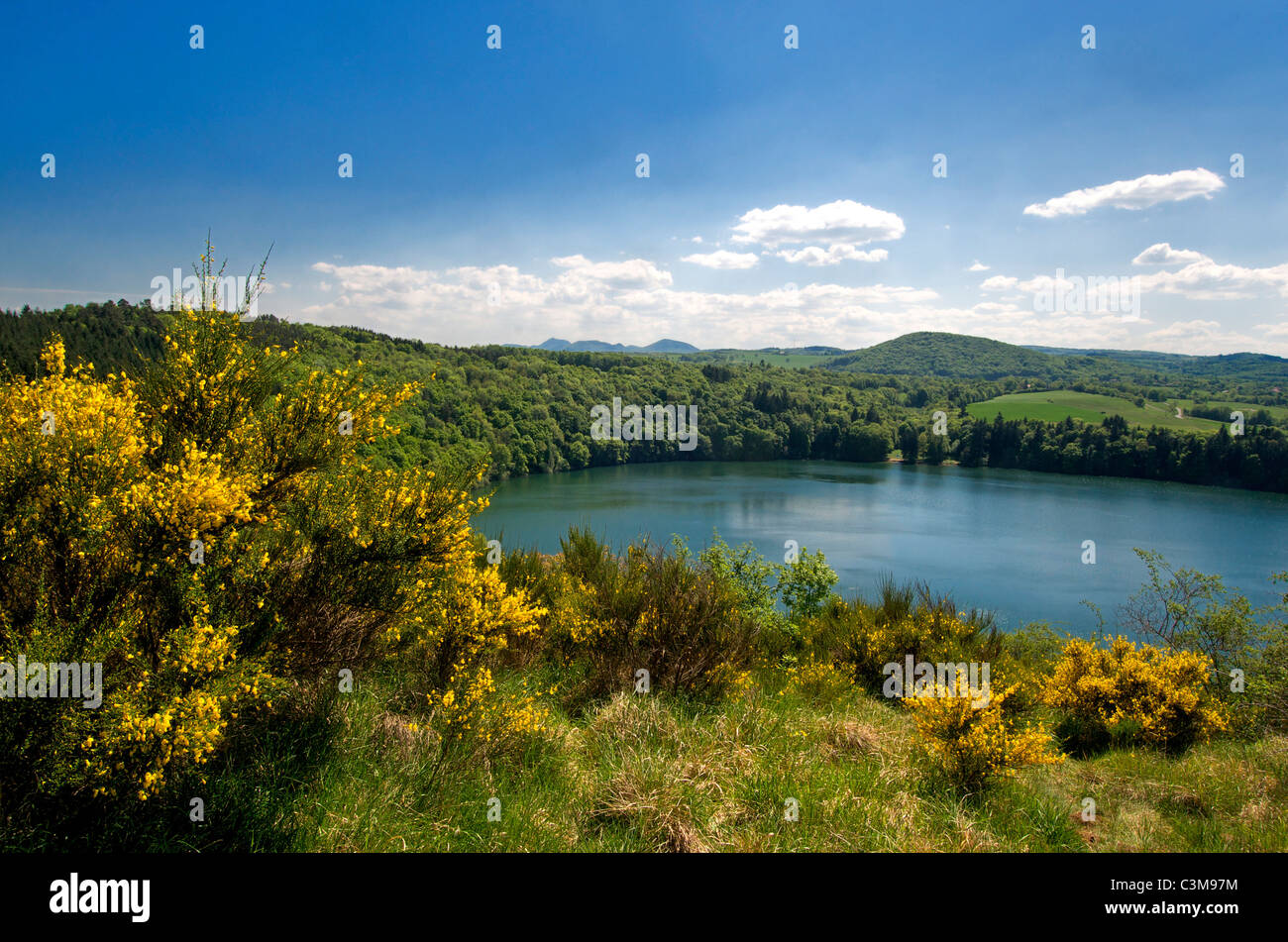 Gour de Tazenat, un lago vulcanico di Puy-de-Dome, Auvergne, Francia Foto Stock