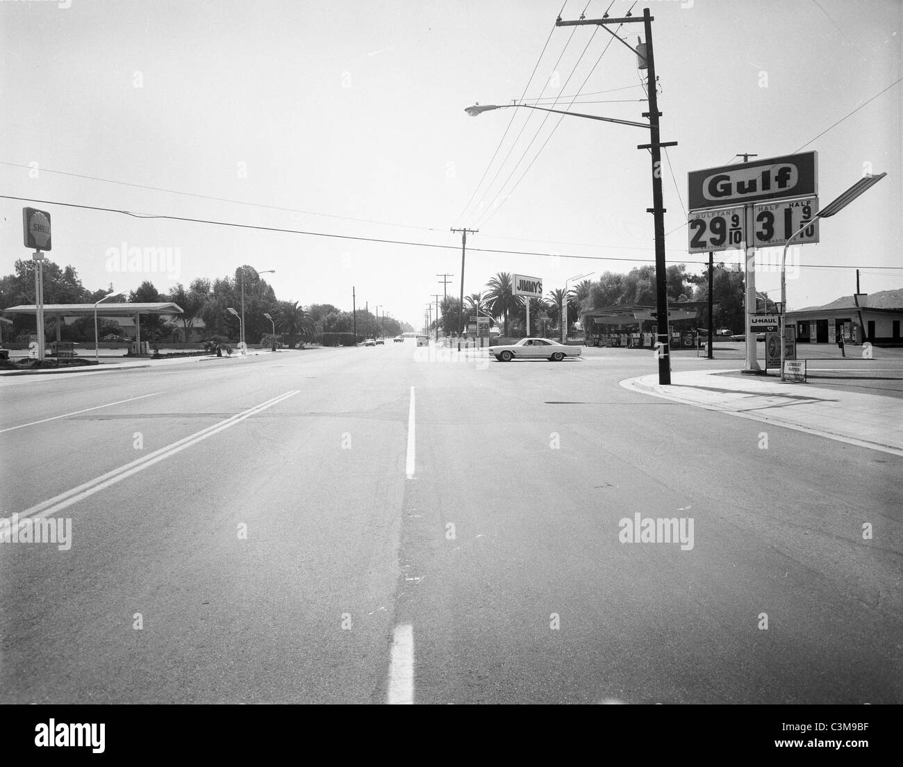 Los Angeles degli anni sessanta negativo, Riverside CA Street scene, Golfo della stazione 31 cent prezzo gas intersezione urbana della città della California a nero Foto Stock