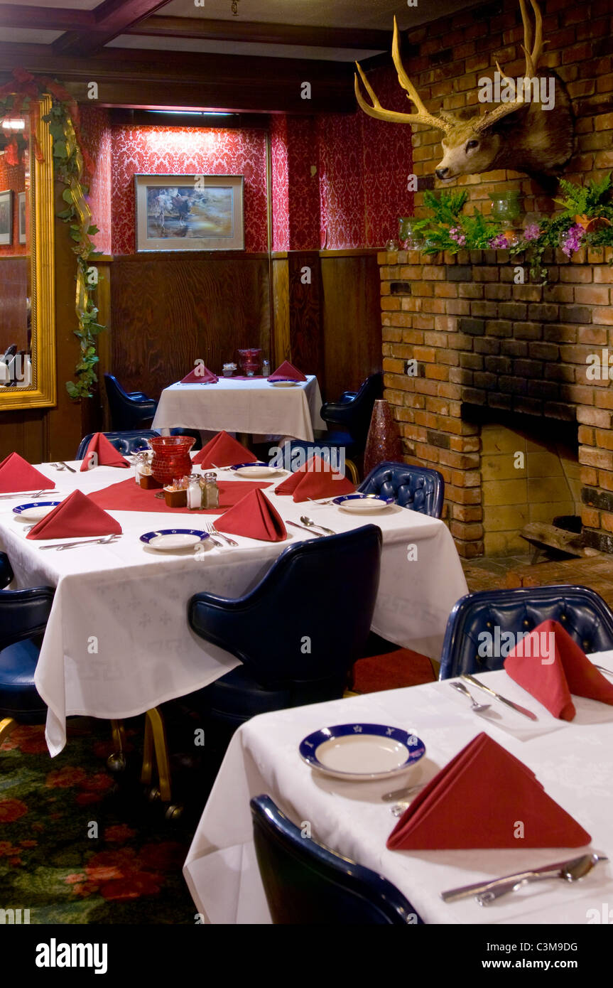 Montato di testa di cervo trofeo su parete nella sala da pranzo a Far Western taverna, Guadalupe, California Foto Stock