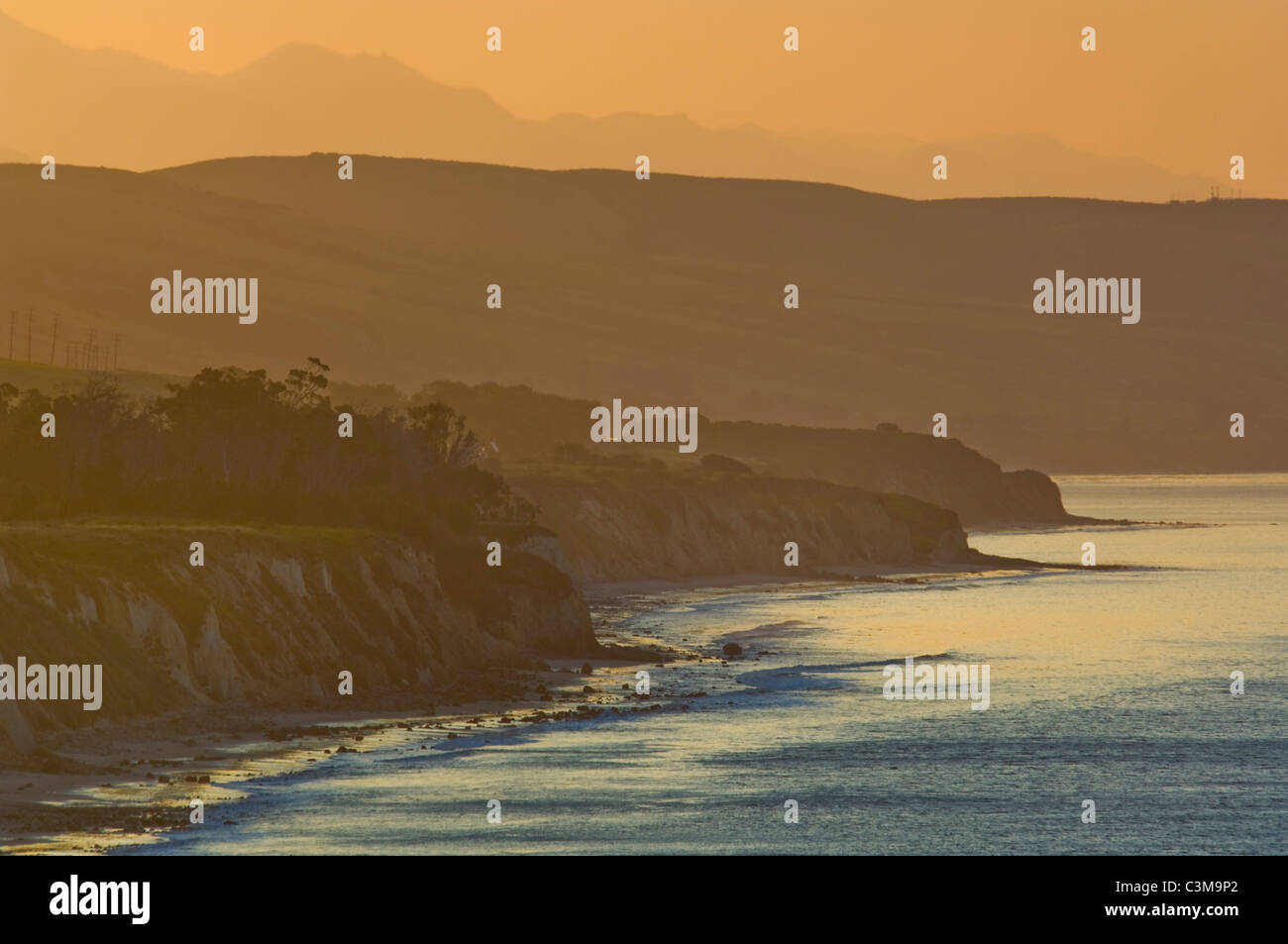 Golden sunrise luce sulle colline costiere e alla spiaggia di Gaviota Beach State Park, vicino a Santa Barbara in California Foto Stock