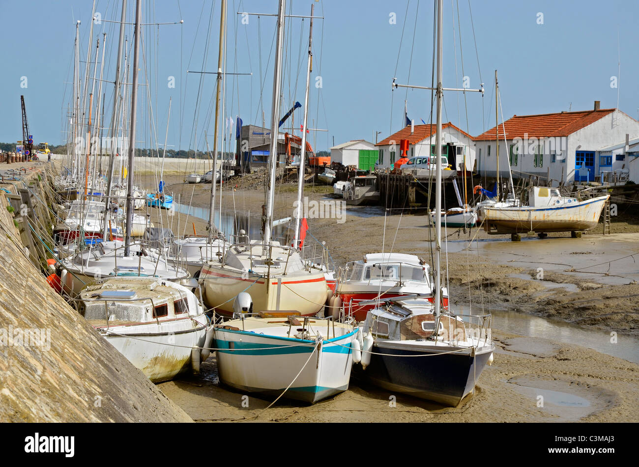 Porto di Noirmoutier en l'ile a bassa marea nella regione Pays de la Loire in Francia occidentale Foto Stock