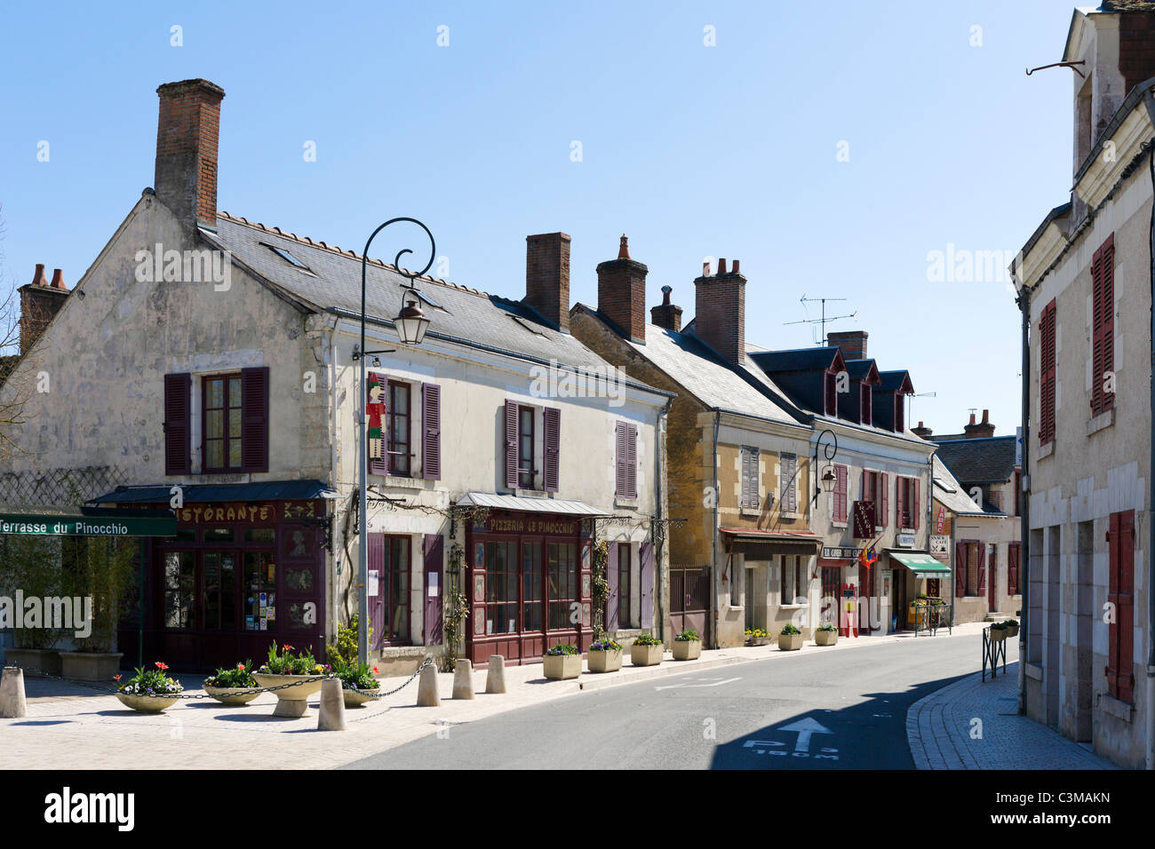 Negozi e ristoranti nel centro del villaggio di Cheverny, Valle della Loira, Touraine, Francia Foto Stock